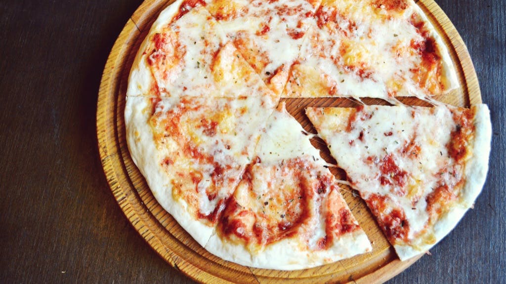 Tomato  and cheese pizza